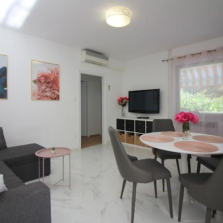 Modern Apartment Sabina With Nice Garden Poreč Exteriér fotografie