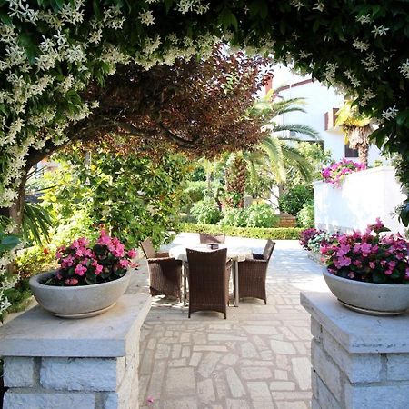 Modern Apartment Sabina With Nice Garden Poreč Exteriér fotografie