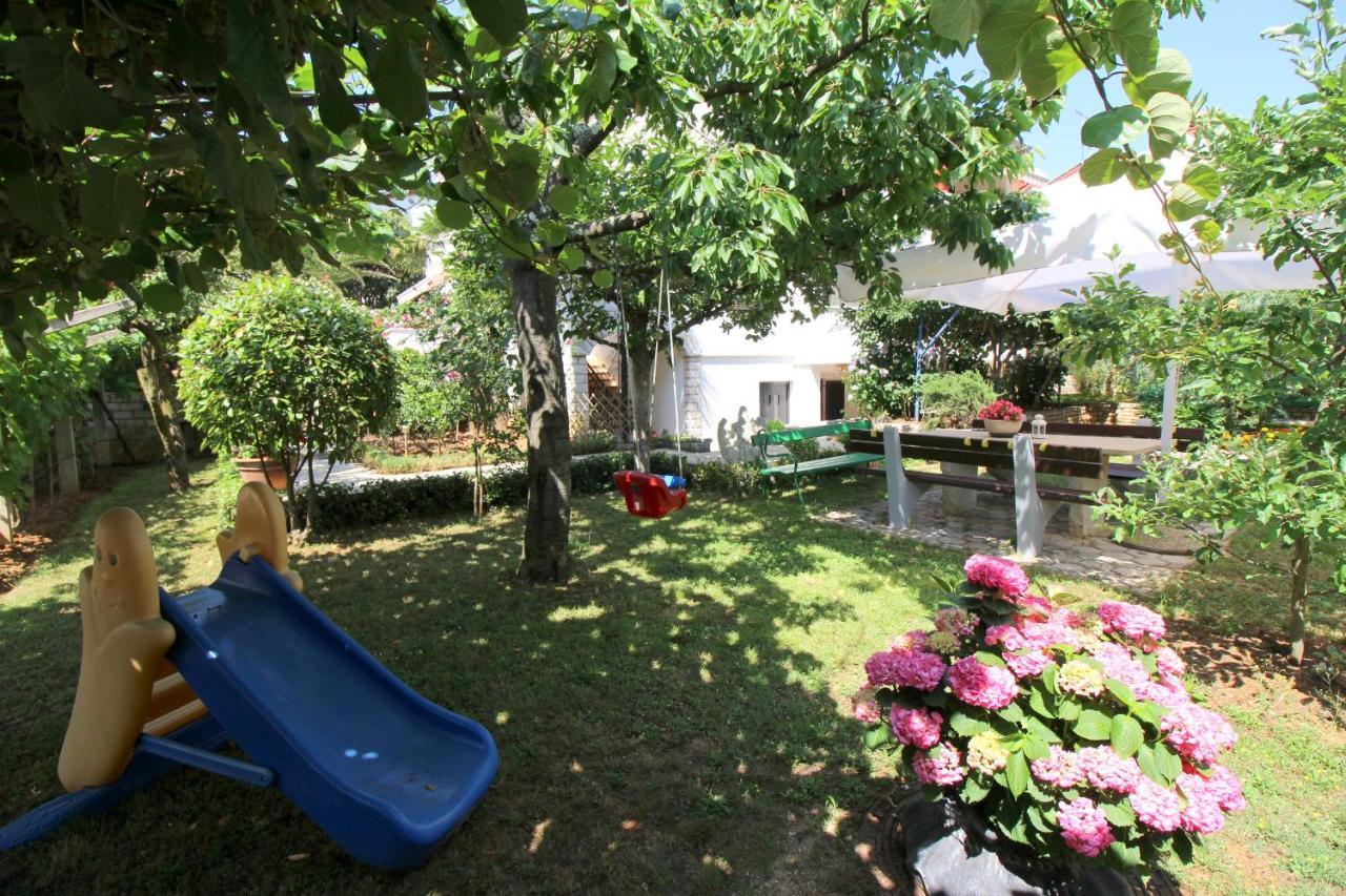 Modern Apartment Sabina With Nice Garden Poreč Exteriér fotografie