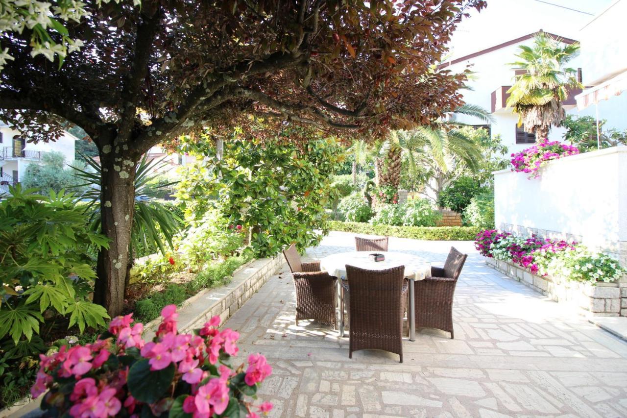 Modern Apartment Sabina With Nice Garden Poreč Exteriér fotografie