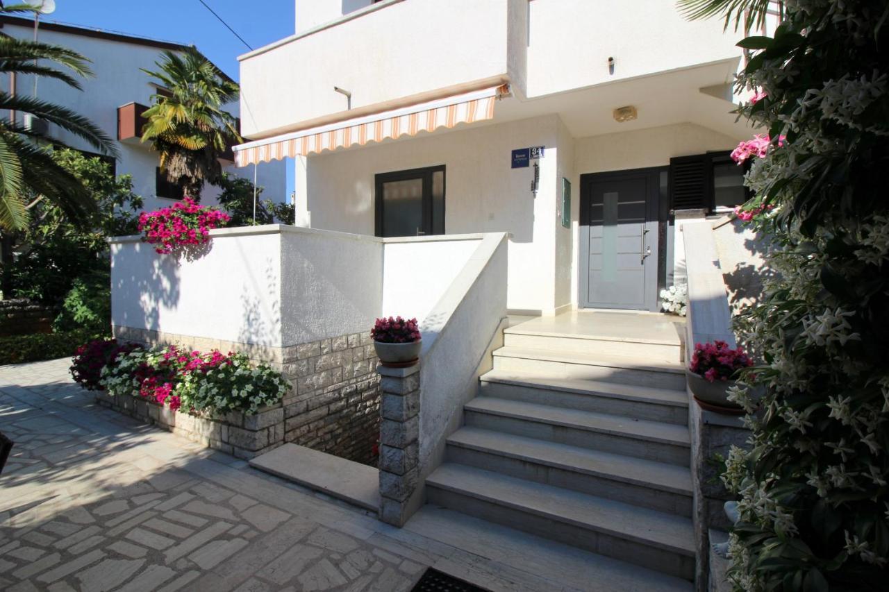 Modern Apartment Sabina With Nice Garden Poreč Exteriér fotografie
