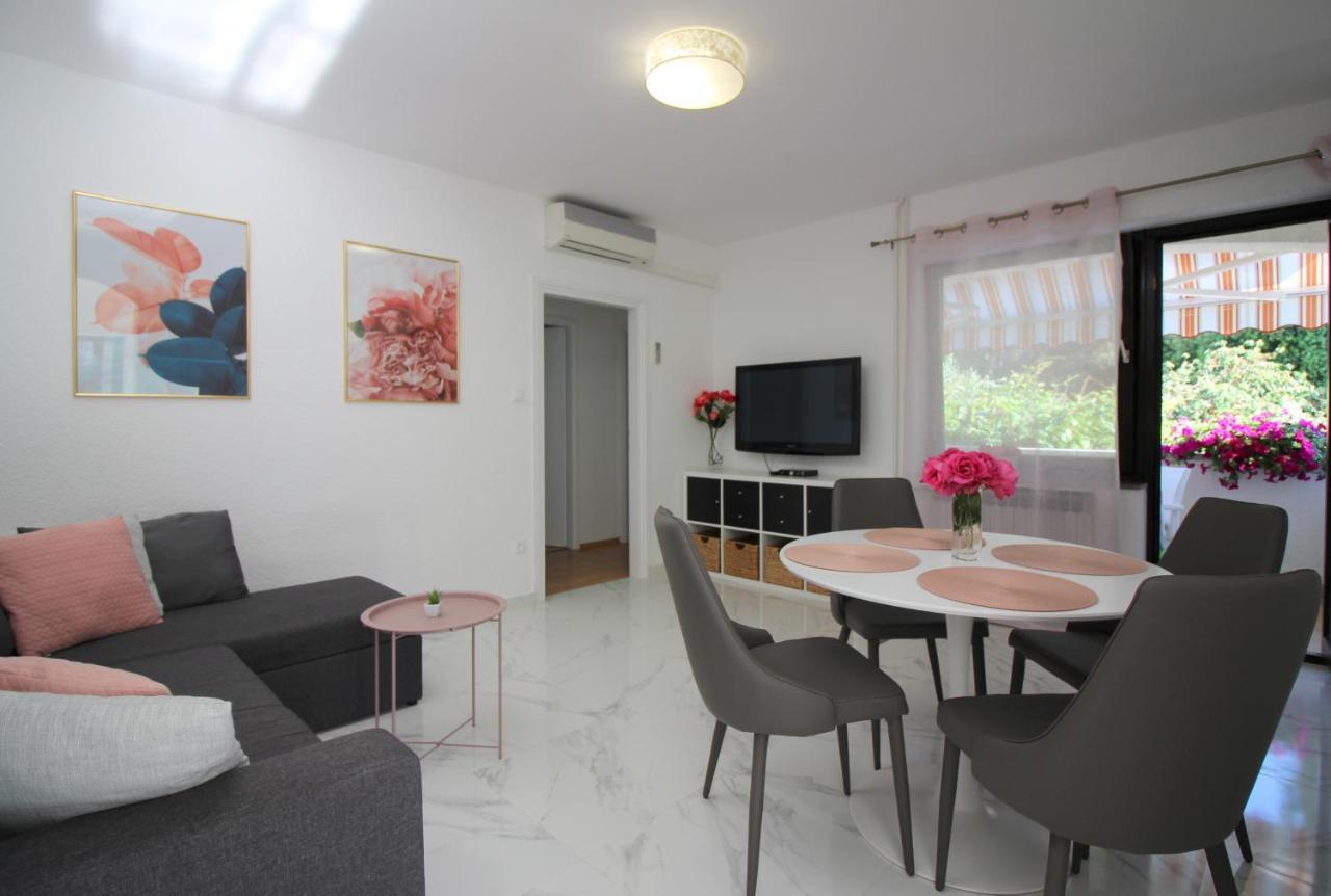 Modern Apartment Sabina With Nice Garden Poreč Exteriér fotografie